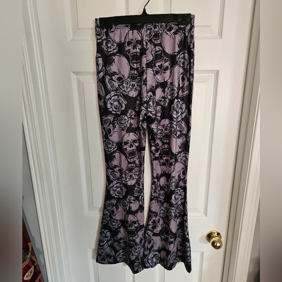 ROMWE Goth Skull & Floral Print Flare Pants - Picture 4 of 6